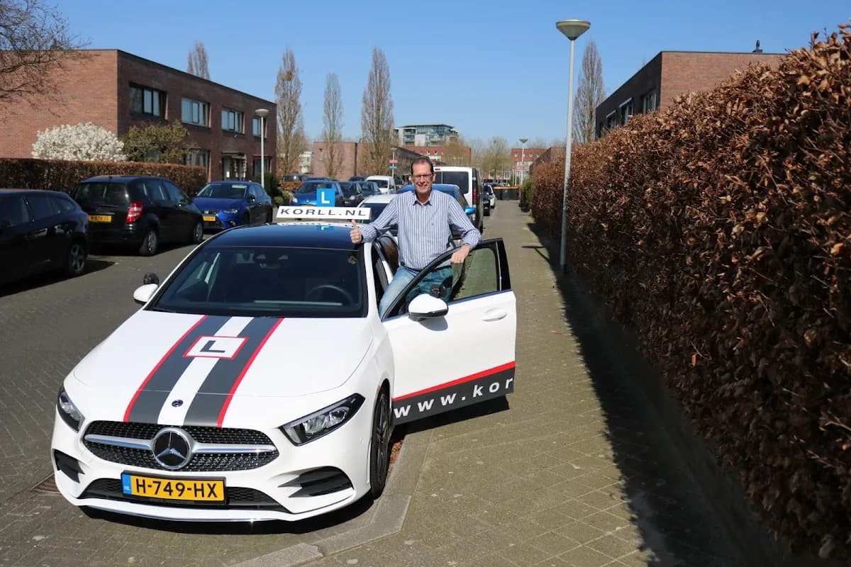 Auto- en scooter rijschool Korll
