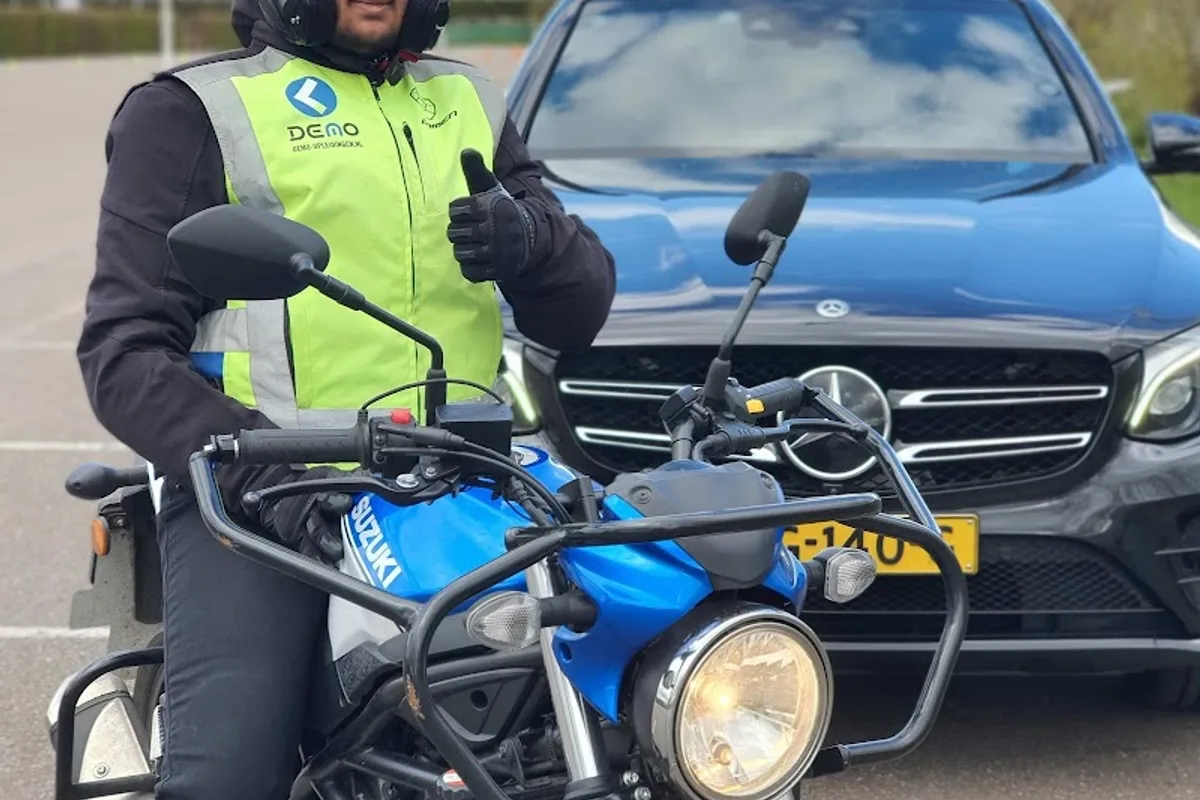 Rijschool Rotterdam ✅ Demo Opleidingen | Auto, Motor & Scooter 💯